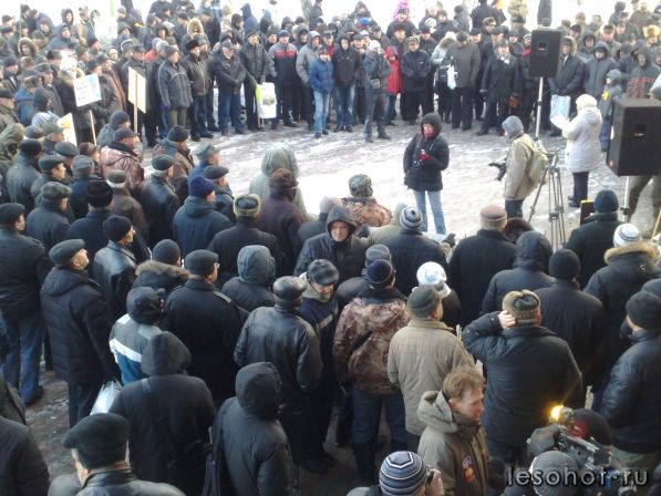 На митинге